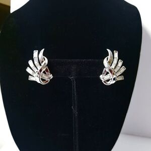 Vintage 1957 crown trifari rhodium plated baguette rhinestone earrings